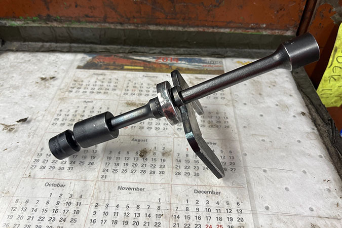 Engine component removal tool used in Northtown Engine component removal tool used in Northtown